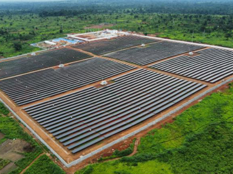 تعمل محطة الطاقة الشمسية التي تدعمها الصين على التخفيف من نقص الطاقة في وسط إفريقيا
