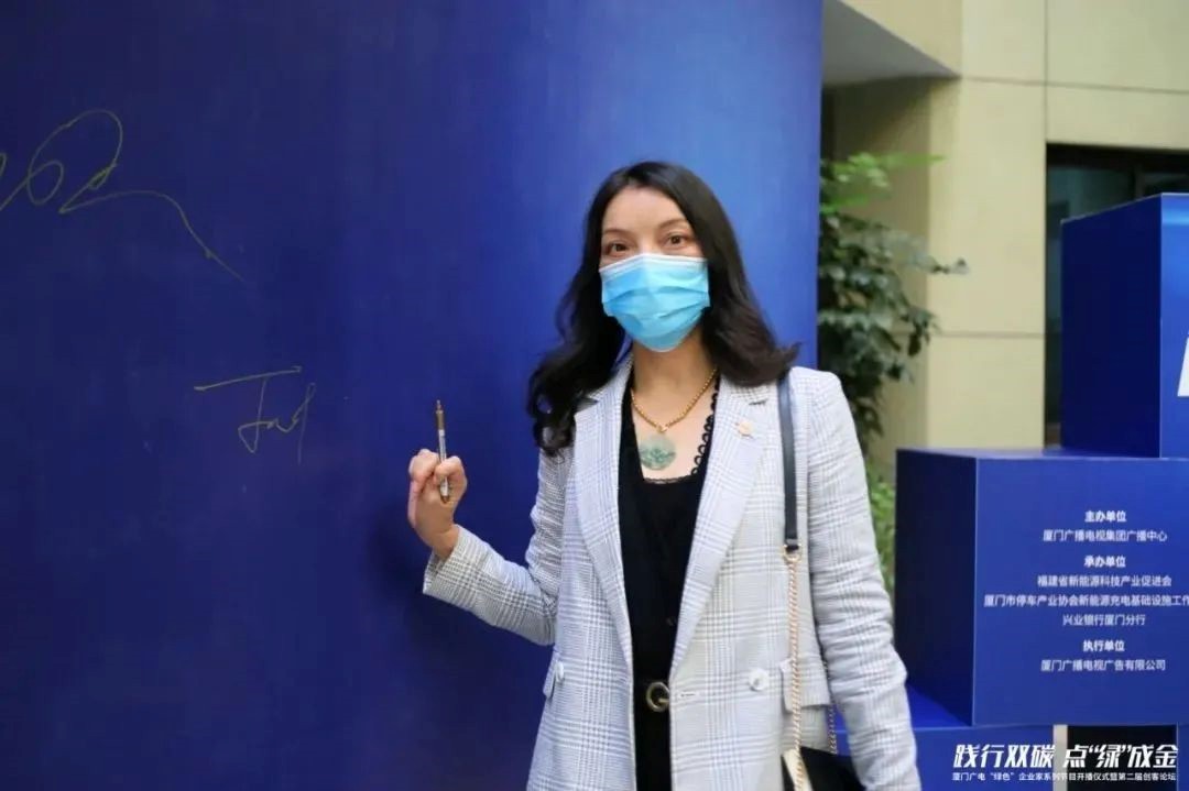 المدير العام للطاقة الشمسية الأولى السيدة تشو بينغ دعيت للمشاركة في سلسلة راديو وتلفزيون Xiamen سلسلة رائد الأعمال الخضراء