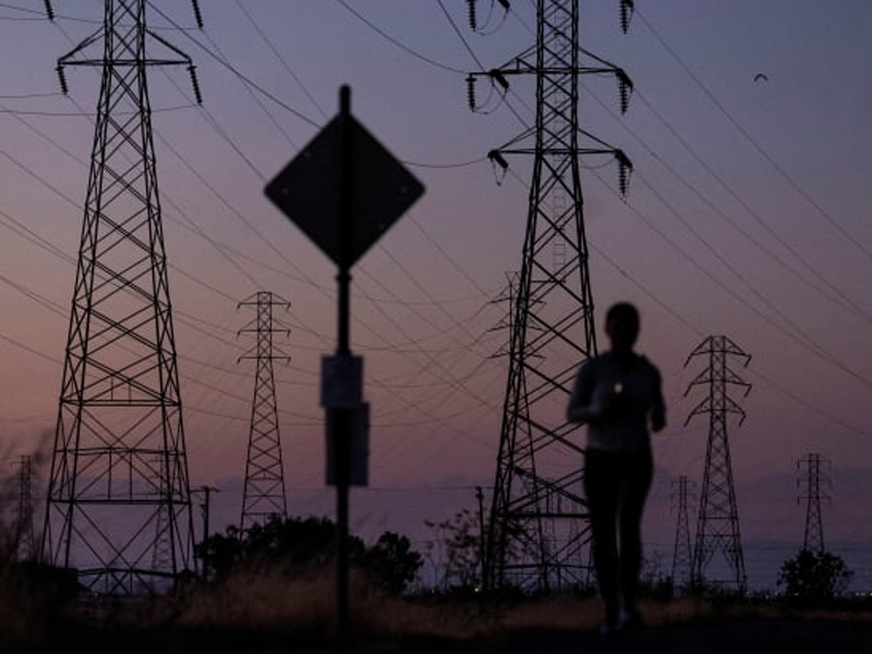 تلفت أزمة انقطاع التيار الكهربائي في ولاية كاليفورنيا الانتباه إلى انقطاع التيار الكهربائي وشركات الطاقة الشمسية
